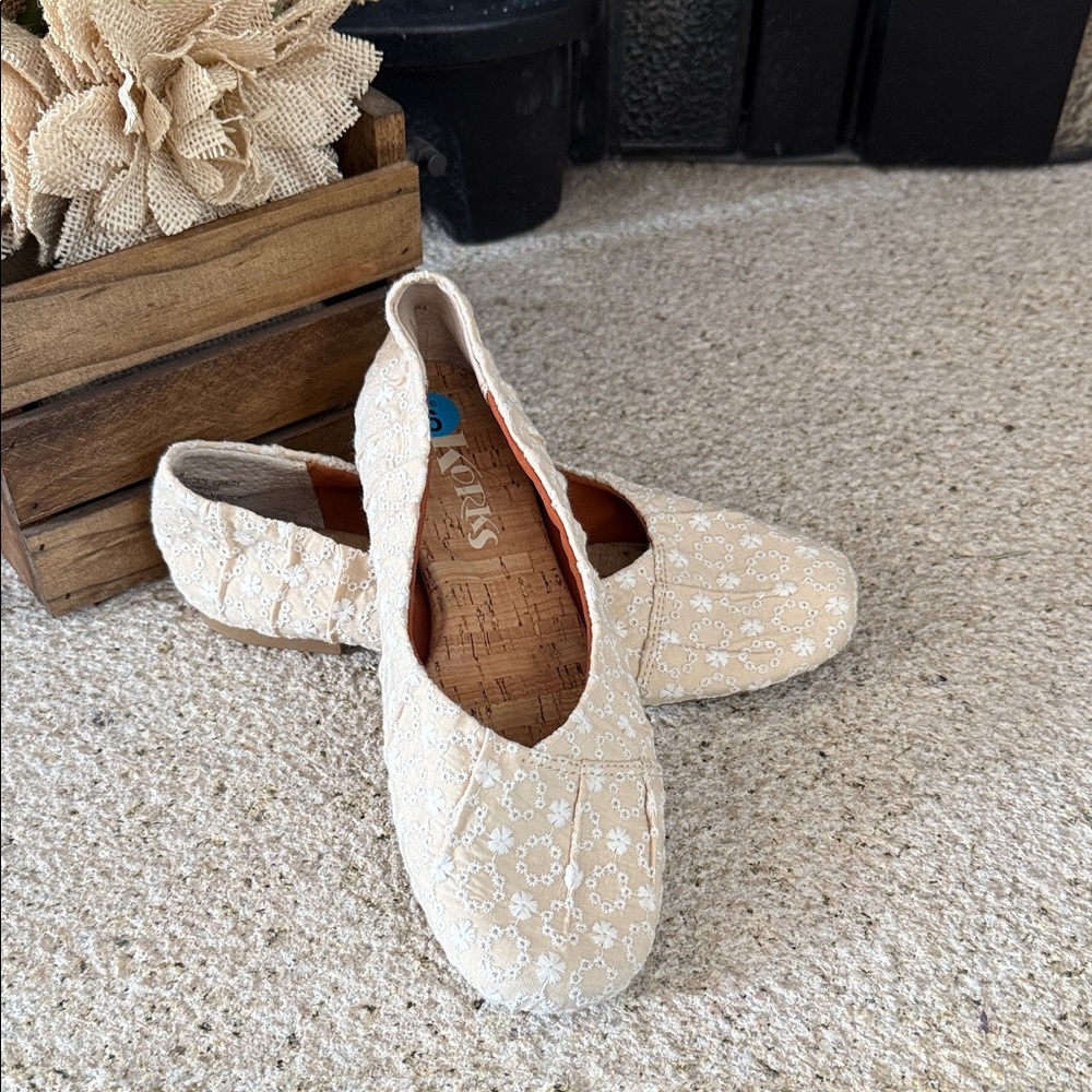 Kork-Ease Cream‎ Floral Women's Flats